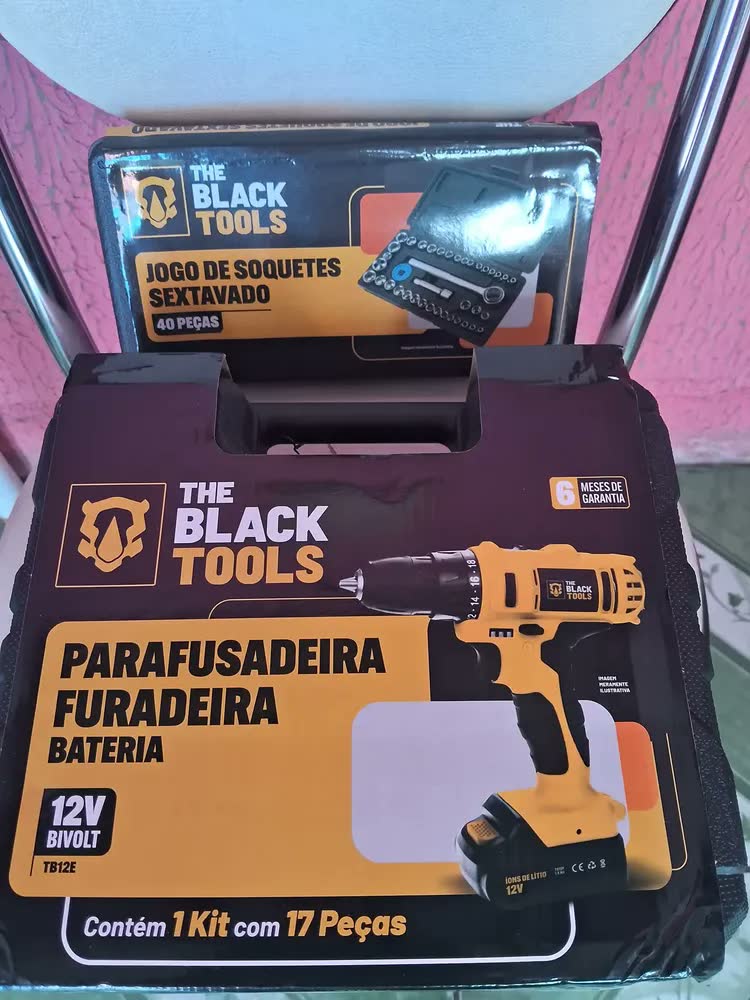 foto de Parafusadeira Furadeira Sem Fio Bateria 12v P/ Madeira Metal Tb-12e The Black Tools Com Jogo De Soquetes 40 Peças