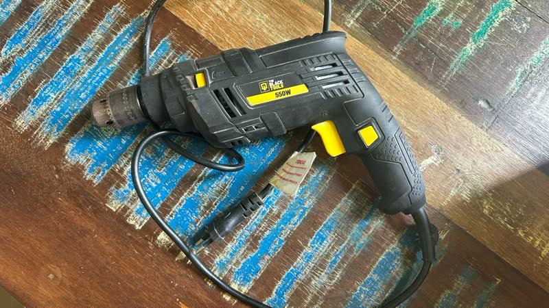 foto de Furadeira De Impacto 550w 3/8 10mm The Black Tools Com Acessórios Kit 300 Peças Brocas E Buchas