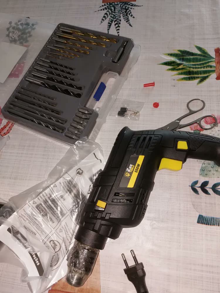 foto de Furadeira De Impacto 550w 3/8 10mm The Black Tools Com Acessórios Kit 300 Peças Brocas E Buchas