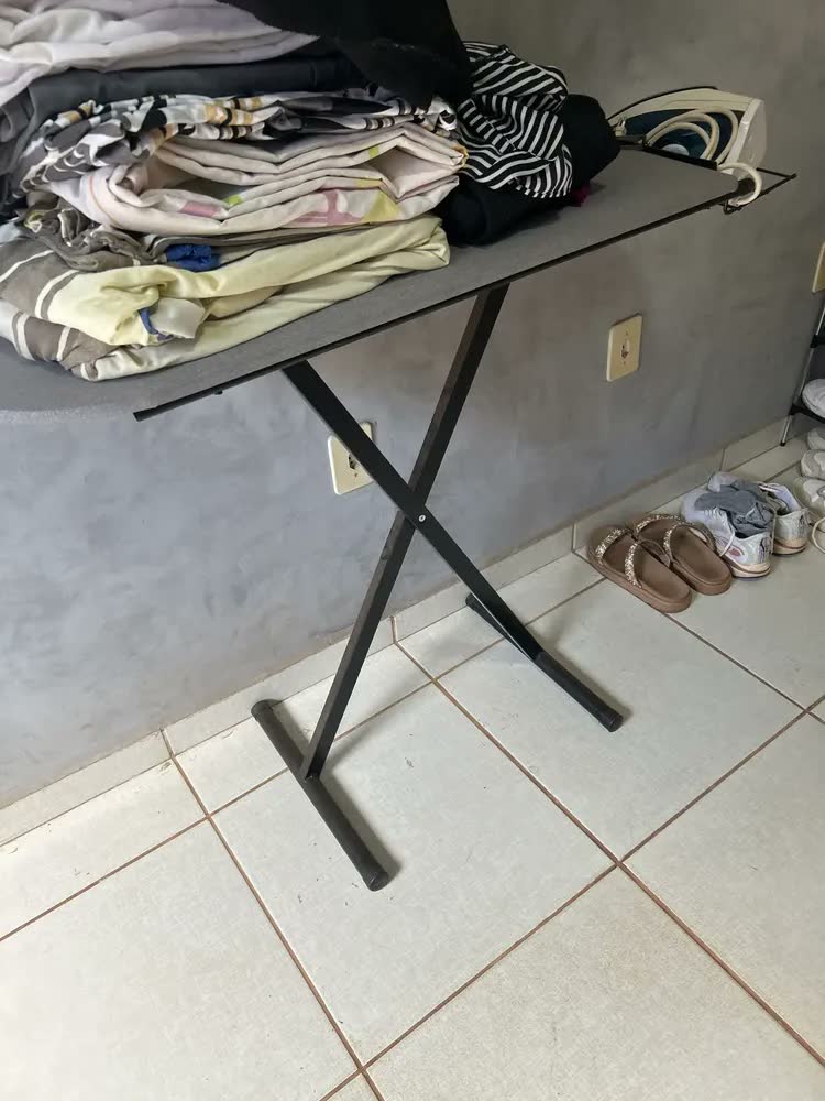 foto de Tabua Mesa Passar Roupa Extra Forte Com Suporte Porta Ferro