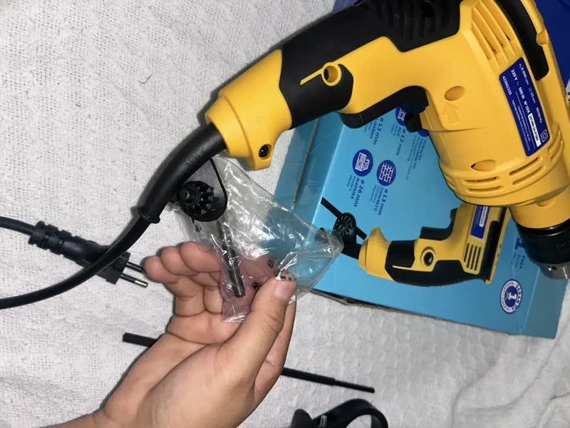 foto de Furadeira De Impacto 500w 1/2 Pol Tramontina Cor Amarelo Frequência 50hz