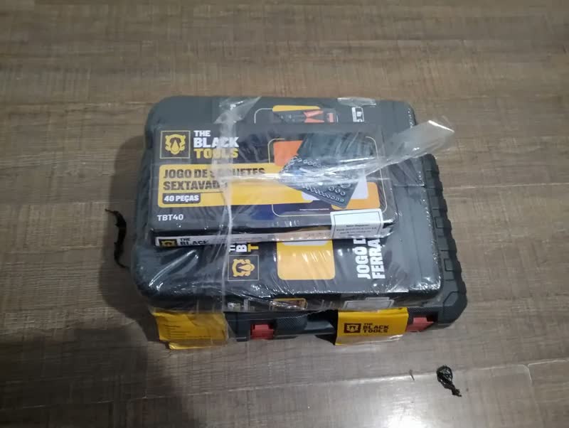 foto de Furadeira Parafusadeira De Impacto 2 Baterias 21v 3/8 Com Kit Jogo De Ferramentas 169 Peças Com Maleta The Black Tools