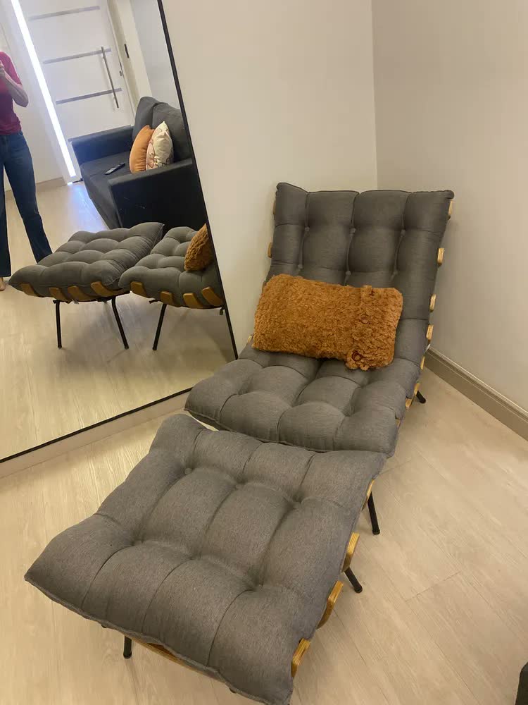 foto de Kit Poltrona Costela Com Puff Para Sala Linho Grafite Cor Cinza