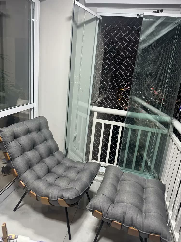 foto de Kit Poltrona Costela Com Puff Para Sala Linho Grafite Cor Cinza