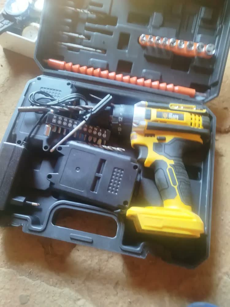 foto de Parafusadeira Furadeira De Impacto Profissional 21v Tb-21px 2 Bateria Com Maleta E Adaptador Motosserra The Black Tools