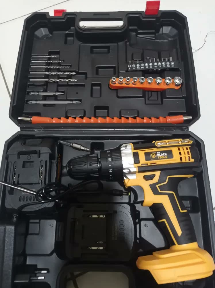 foto de Parafusadeira Furadeira De Impacto Profissional 21v Tb-21px 2 Bateria Com Maleta E Adaptador Motosserra The Black Tools