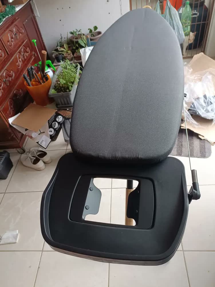 foto de Tábua De Passar Com Rodinhas E Suporte Fio 45,7cm X 1,34m