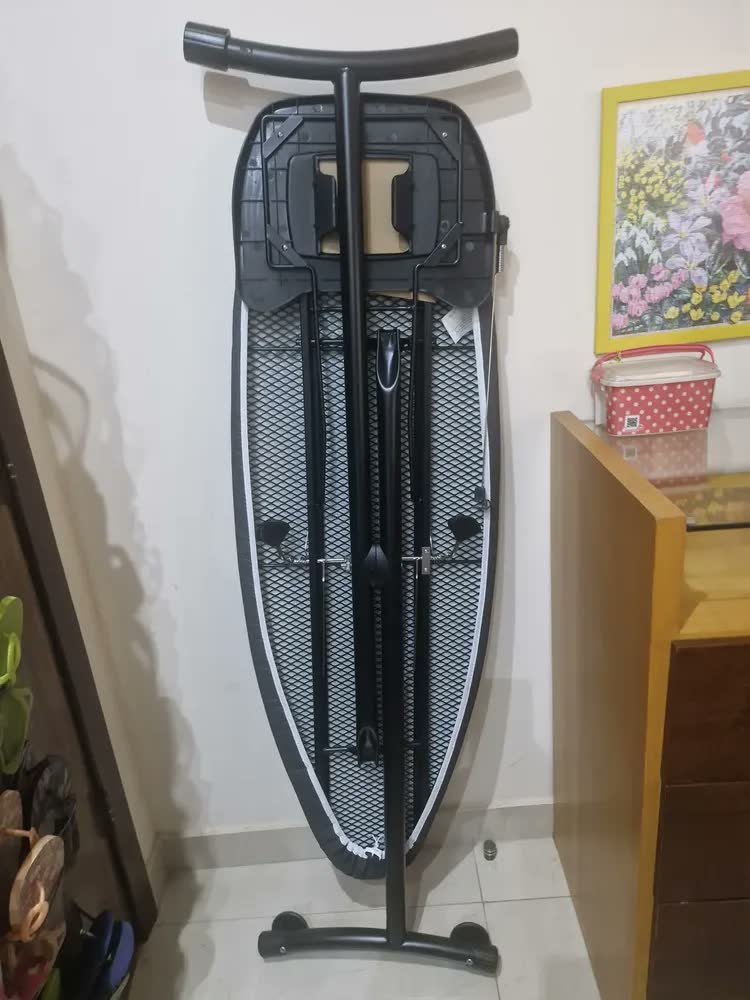 foto de Tábua De Passar Com Rodinhas E Suporte Fio 45,7cm X 1,34m