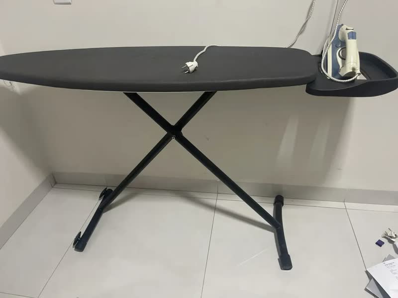 foto de Tábua De Passar Com Rodinhas E Suporte Fio 45,7cm X 1,34m