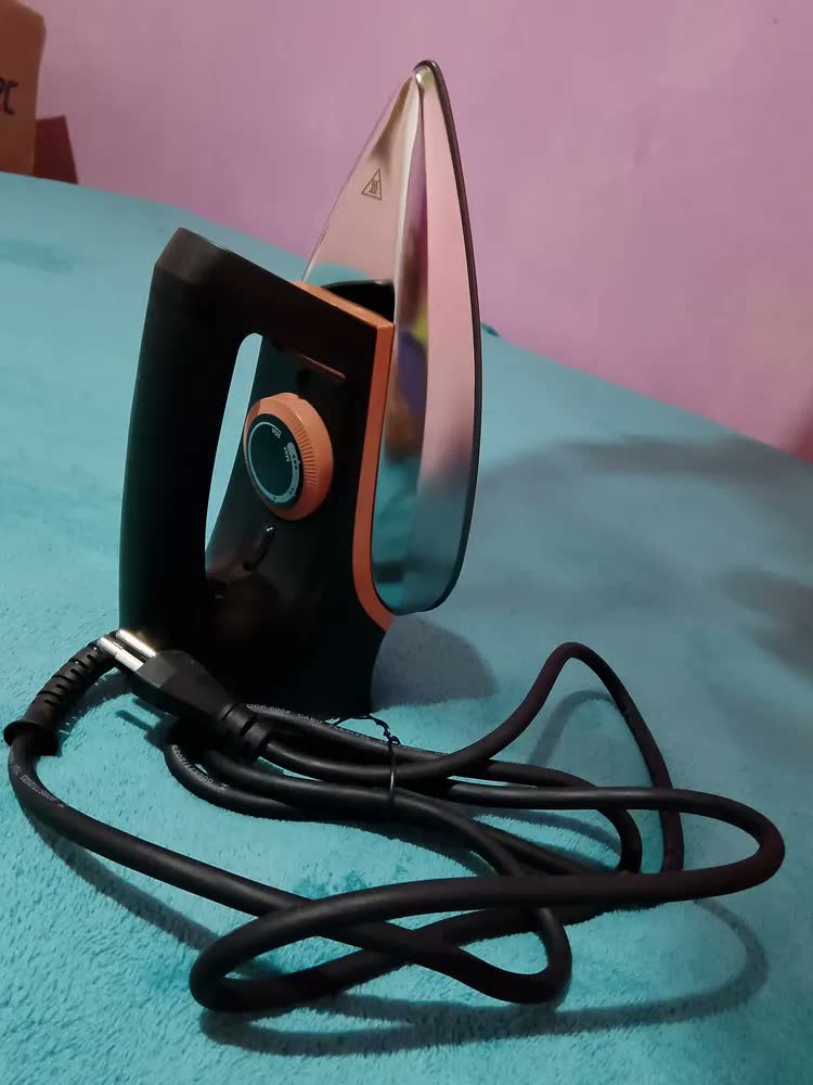 foto de Ferro a seco Arno drygliss steam iron com base antiaderente fs31 preto e terracota