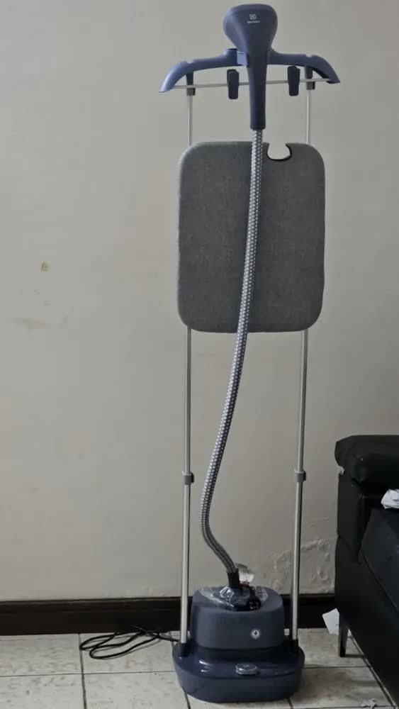 foto de Vaporizador De Roupas Egs20 Tábua De Passar Electrolux Cinza 127v