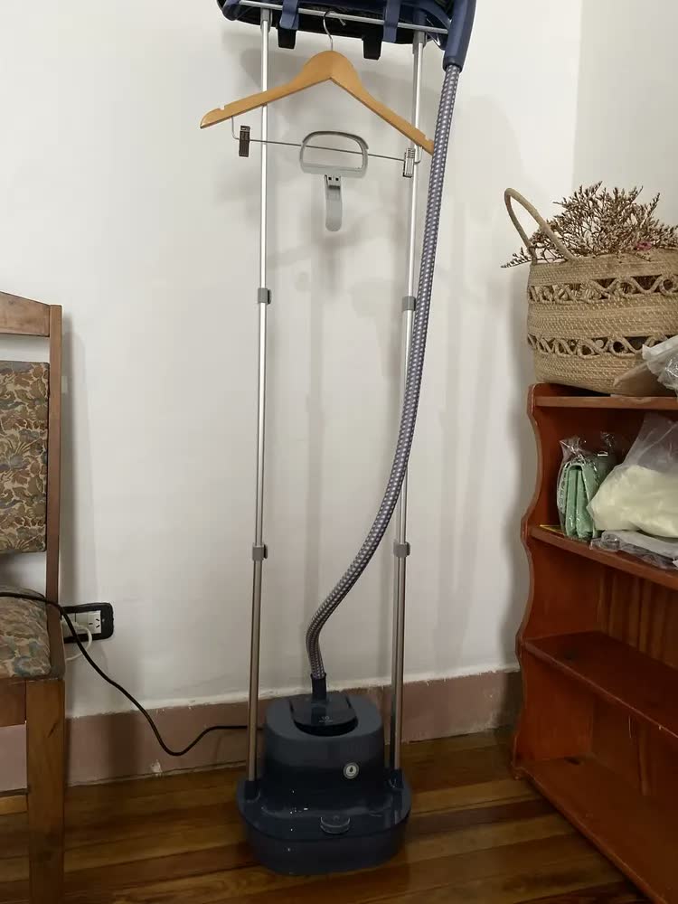 foto de Vaporizador De Roupas Egs20 Tábua De Passar Electrolux Cinza 127v