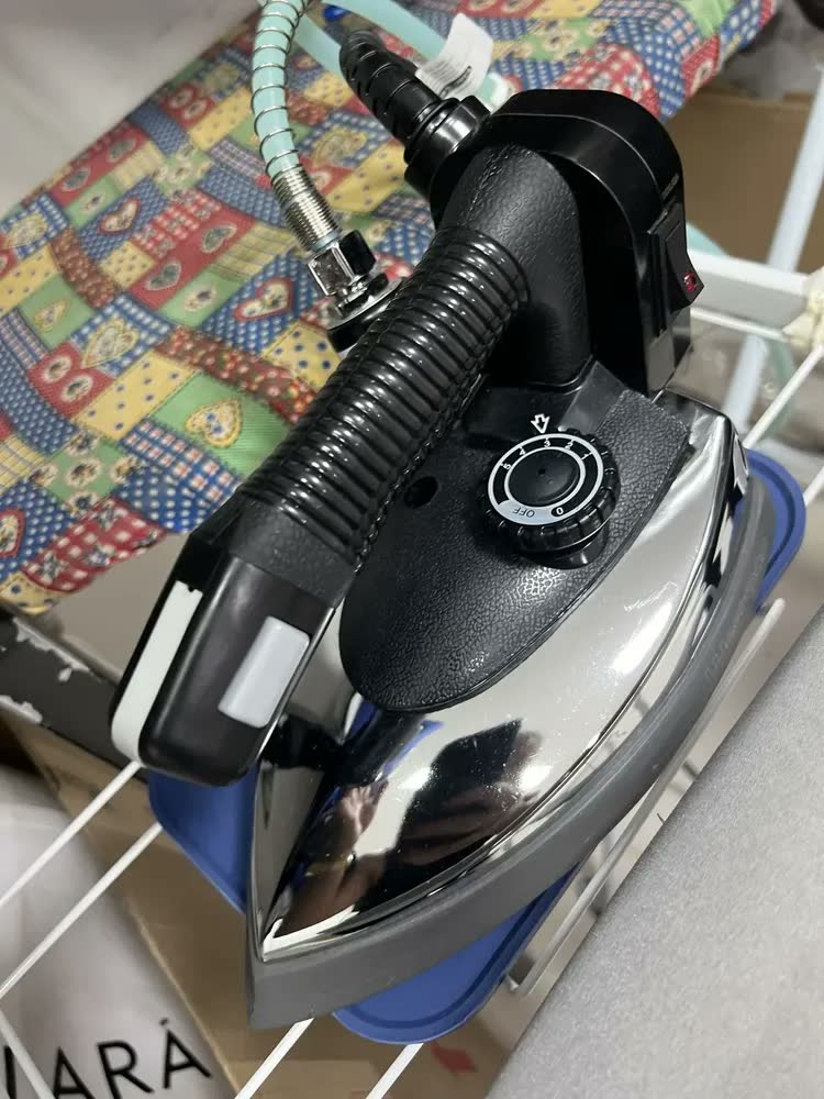 foto de Ferro Passar Roupas A Vapor Industrial ES-94A Profissional - 1000w Cor Preto
