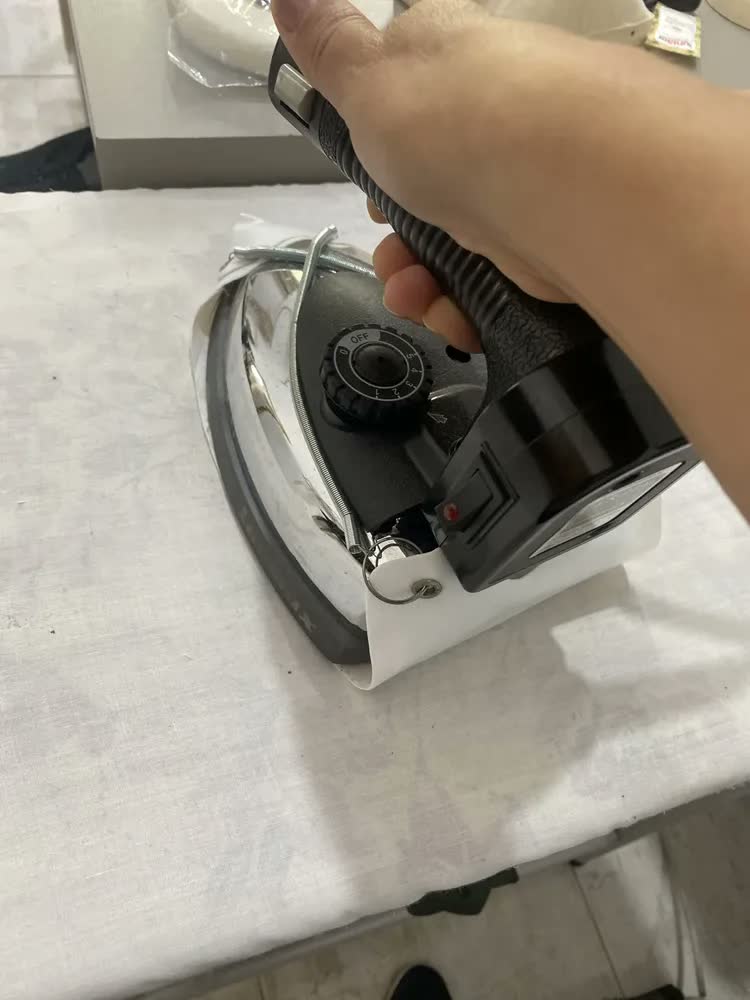 foto de Ferro Passar Roupas A Vapor Industrial ES-94A Profissional - 1000w Cor Preto