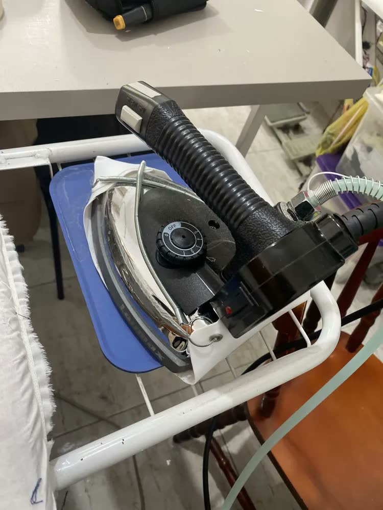 foto de Ferro Passar Roupas A Vapor Industrial ES-94A Profissional - 1000w Cor Preto