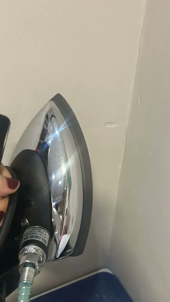 foto de Ferro Passar Roupas A Vapor Industrial ES-94A Profissional - 1000w Cor Preto
