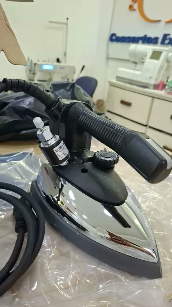 foto de Ferro Passar Roupas A Vapor Industrial ES-94A Profissional - 1000w Cor Preto