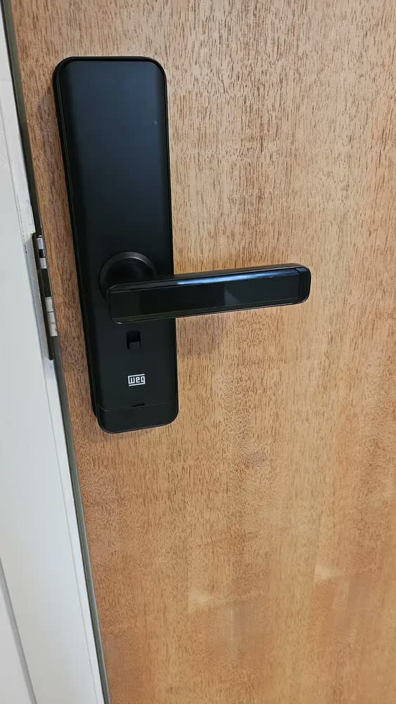 foto de Fechadura WEG Home Wi-Fi Embutir Controle No Celular