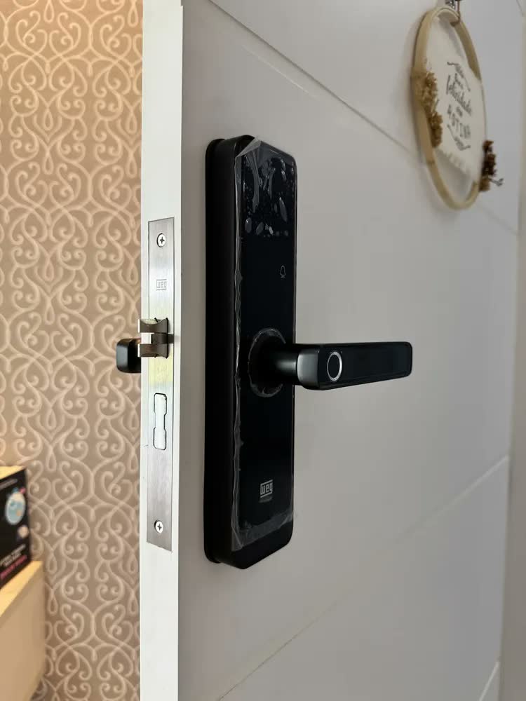 foto de Fechadura WEG Home Wi-Fi Embutir Controle No Celular