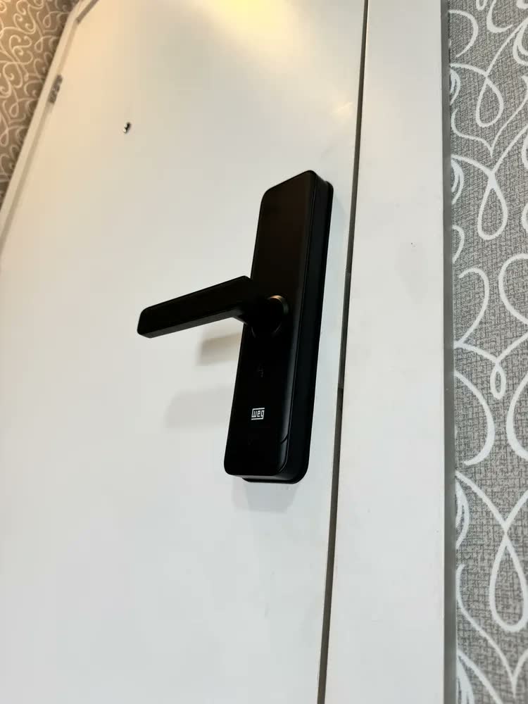 foto de Fechadura WEG Home Wi-Fi Embutir Controle No Celular