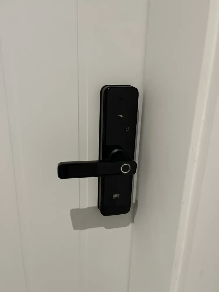 foto de Fechadura WEG Home Wi-Fi Embutir Controle No Celular