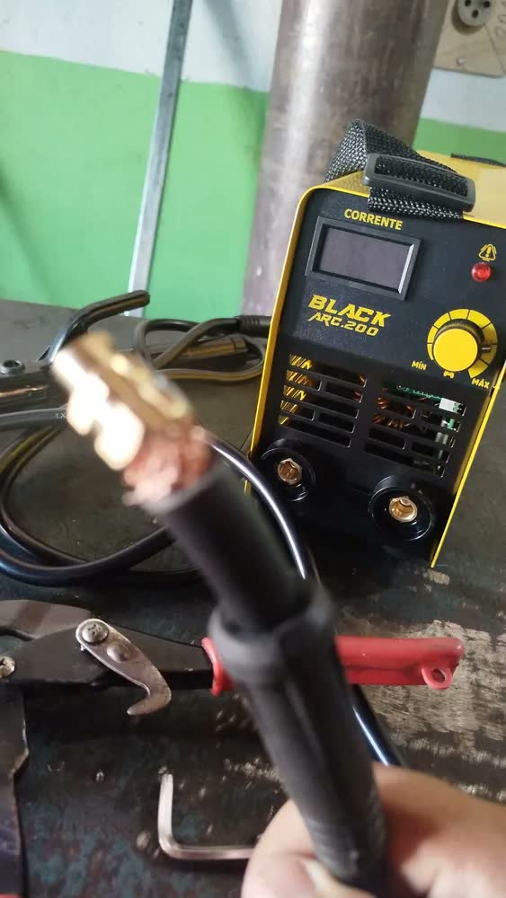 foto de Máquina Inversora Solda Top Arc 200a Start Cor Amarelo Frequência 50Hz - 60Hz