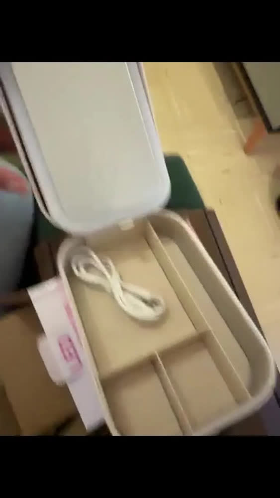 foto de Estojo De Maquiagem Portátil Com Espelho Luz Led Necessaire