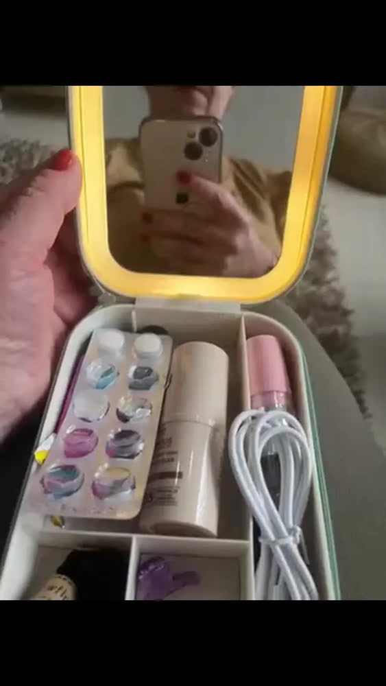 foto de Estojo De Maquiagem Portátil Com Espelho Luz Led Necessaire