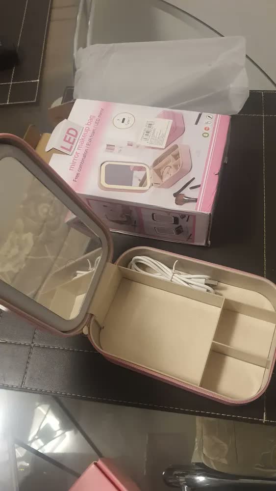 foto de Estojo De Maquiagem Portátil Com Espelho Luz Led Necessaire