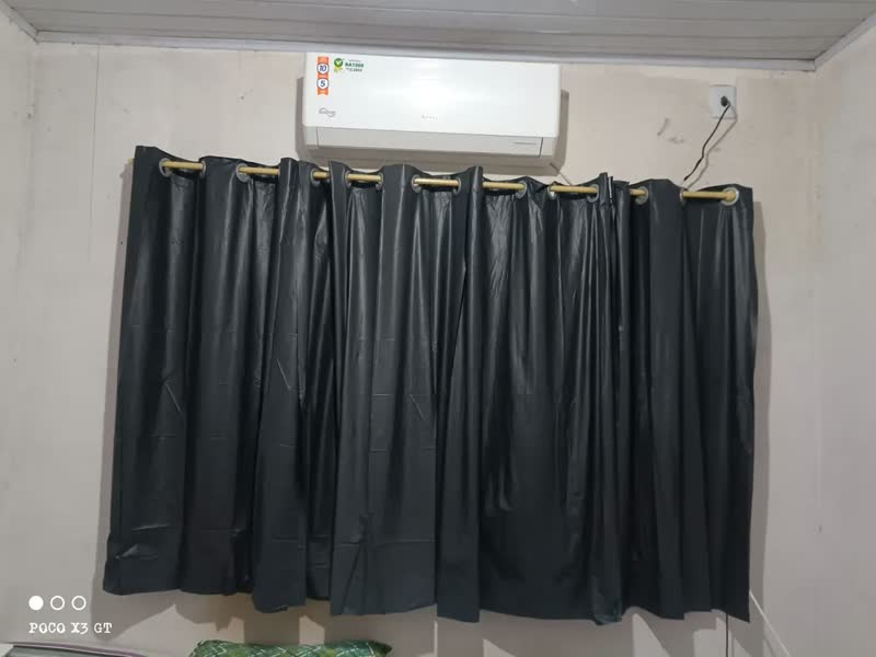 foto de Cortina Blackout De Pvc 2,20m X 1,30m Preto Corta Luz