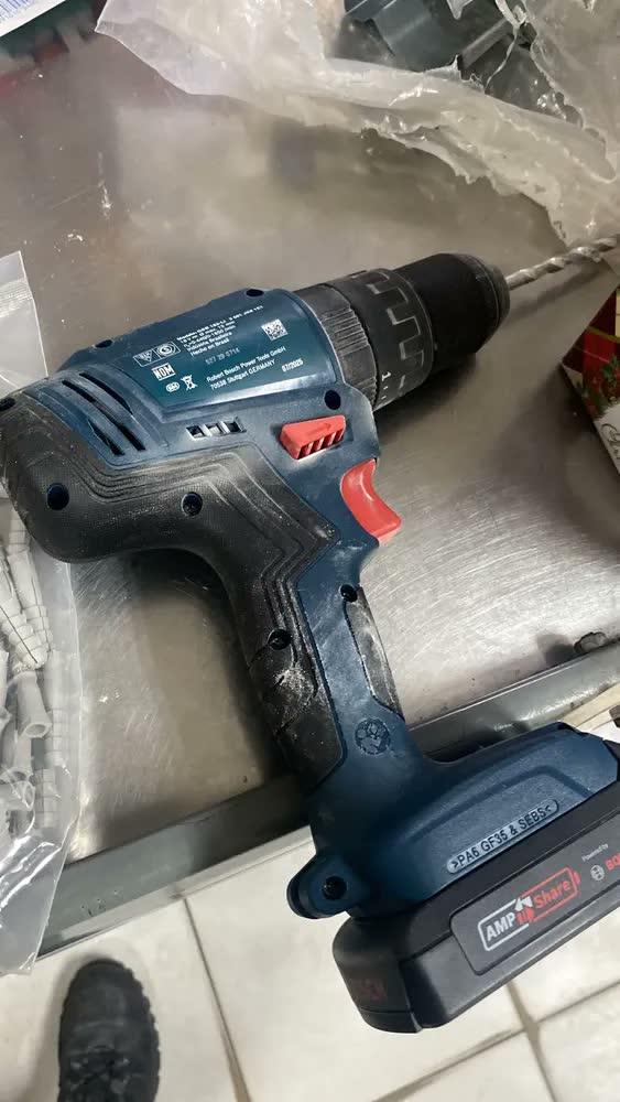 foto de Furadeira Parafusadeira De Impacto 18v Bateria Bosch Gsb 183li + Jogo De Brocas Bits Profissional 103 Peças