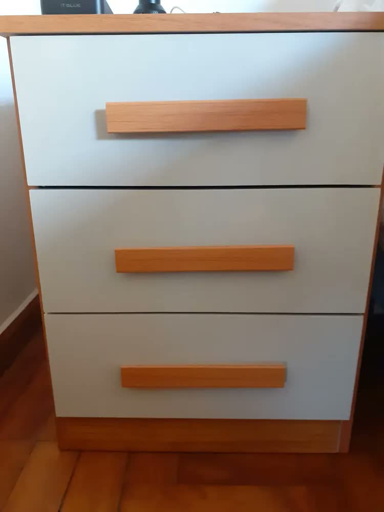 foto de Mesinha Cabeceira Cama 3 Gavetas Mesa Lateral Quarto Resiste