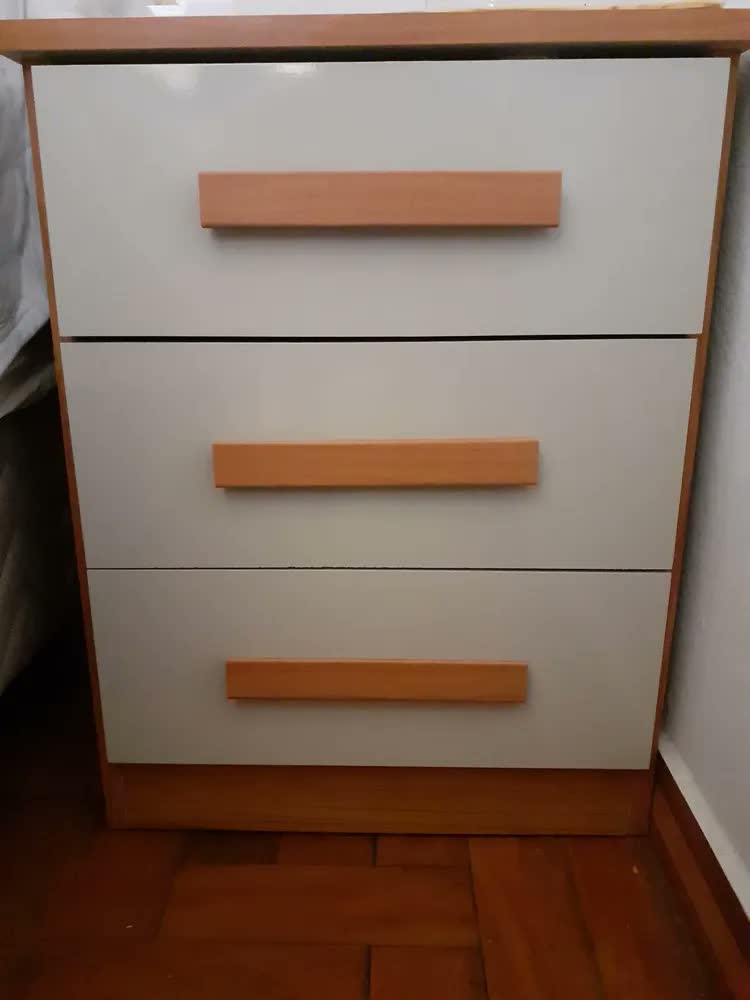 foto de Mesinha Cabeceira Cama 3 Gavetas Mesa Lateral Quarto Resiste