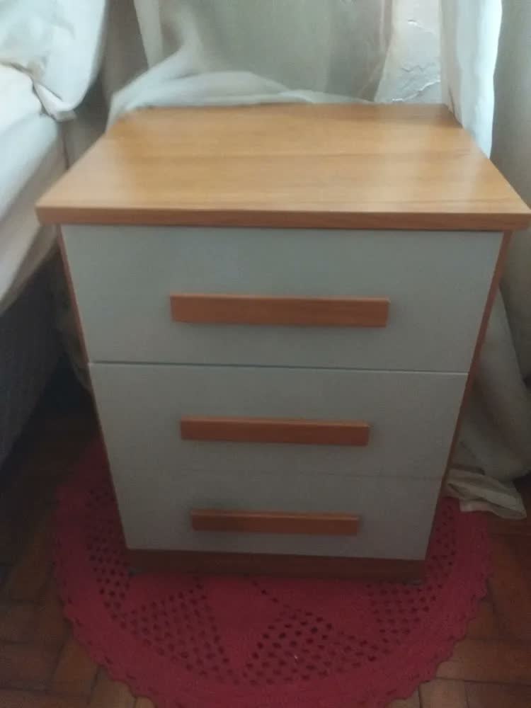 foto de Mesinha Cabeceira Cama 3 Gavetas Mesa Lateral Quarto Resiste