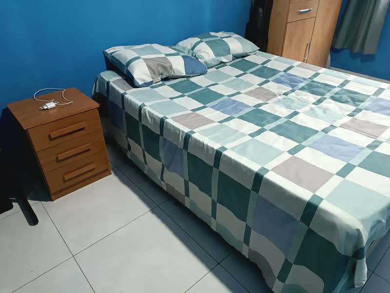 foto de Mesinha Cabeceira Cama 3 Gavetas Mesa Lateral Quarto Resiste