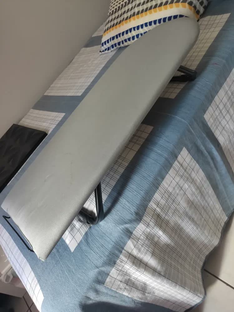 foto de Tabua Mesa Passar Roupa Portátil Dobrável Cama Porta Ferro