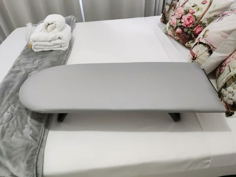 foto de Tabua Mesa Passar Roupa Portátil Dobrável Cama Porta Ferro