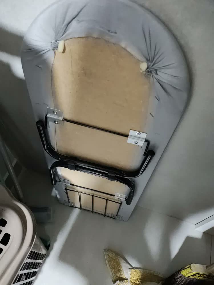 foto de Tabua Mesa Passar Roupa Portátil Dobrável Cama Porta Ferro