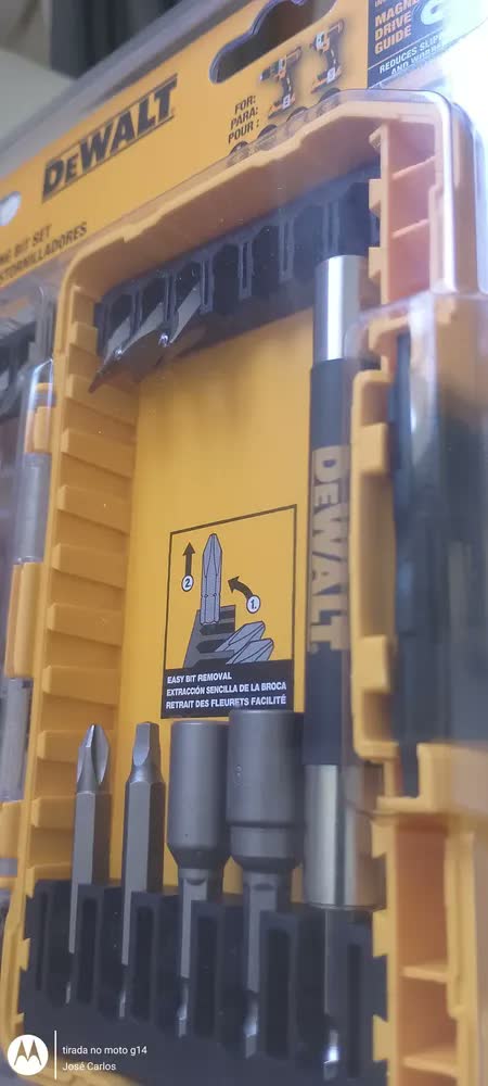 foto de Jogo de Bits com Maleta Dewalt, Modelo DW2162, Ideal para Furadeiras e Parafusadeiras, com 29 Peças