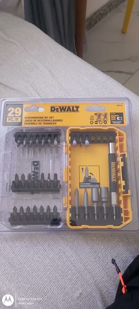 foto de Jogo de Bits com Maleta Dewalt, Modelo DW2162, Ideal para Furadeiras e Parafusadeiras, com 29 Peças