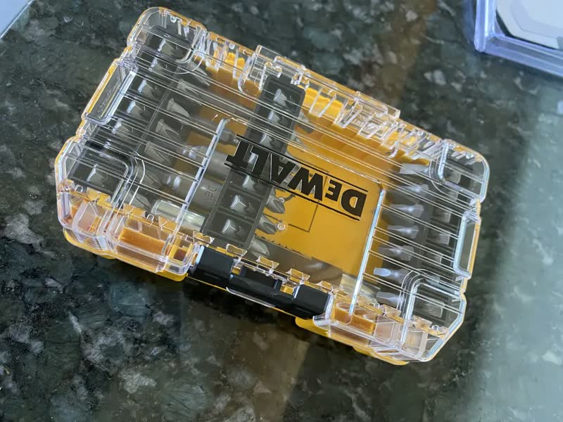 foto de Jogo de Bits com Maleta Dewalt, Modelo DW2162, Ideal para Furadeiras e Parafusadeiras, com 29 Peças