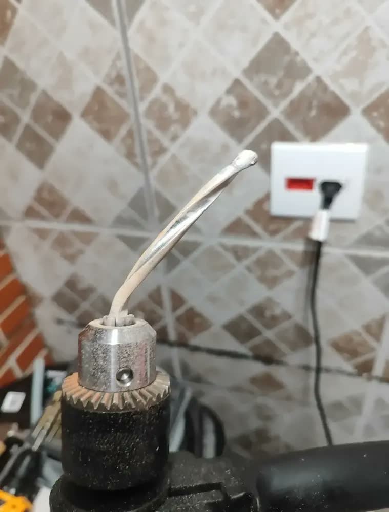 foto de Furadeira De Impacto 13mm 750w Profissional Com Kit Brocas Buchas E Bits 300 Peças The Black Tools