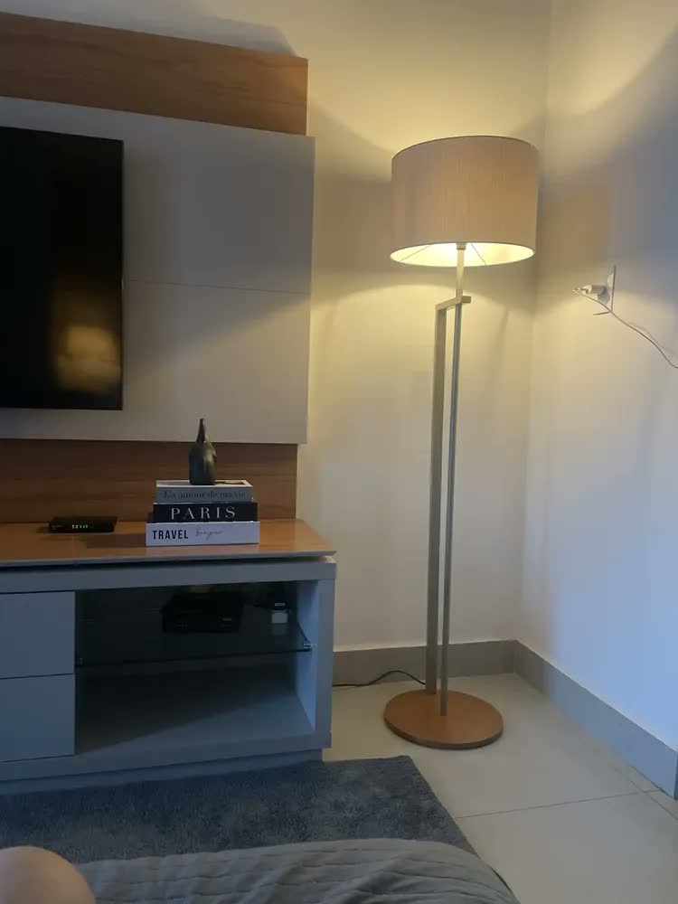 foto de Abajur De Chão Pedestal Ferro Pé Madeira Mdf Casa Detalhe