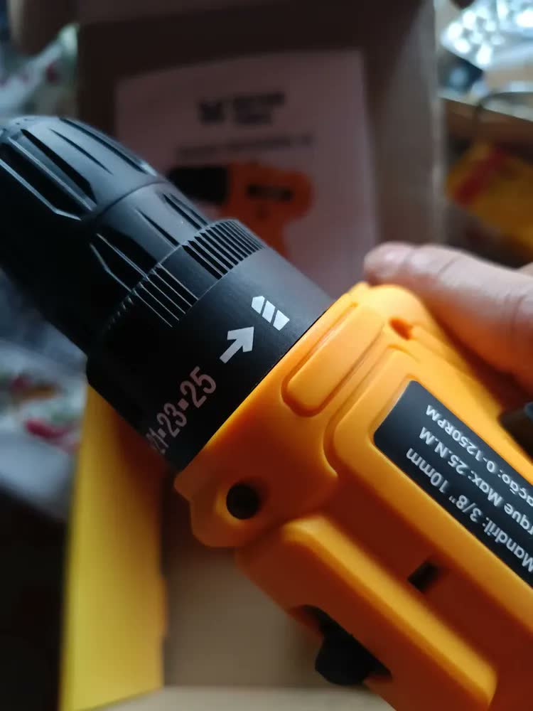 foto de Parafusadeira Furadeira 3/8 10mm Bivolt A Bateria Com Carregador - Fasterr Tools