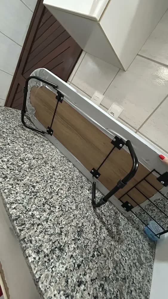 foto de Tabua Passar Roupa Portátil Dobrável Cama Mesa Porta Ferro