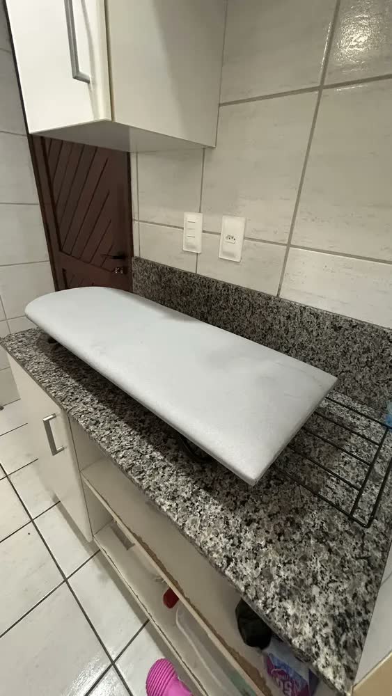 foto de Tabua Passar Roupa Portátil Dobrável Cama Mesa Porta Ferro