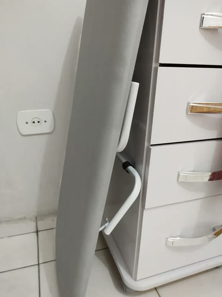 foto de Tabua Passar Roupa Portátil Dobrável Cama Mesa Porta Ferro