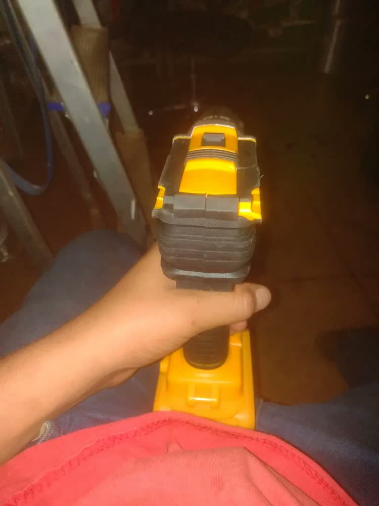 foto de Ecosen Parafusadeira Furadeira Sem Fio 8Ah Bateria Duas Baterias Amarela 60hz