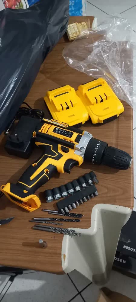 foto de Ecosen Parafusadeira Furadeira Sem Fio 8Ah Bateria Duas Baterias Amarela 60hz