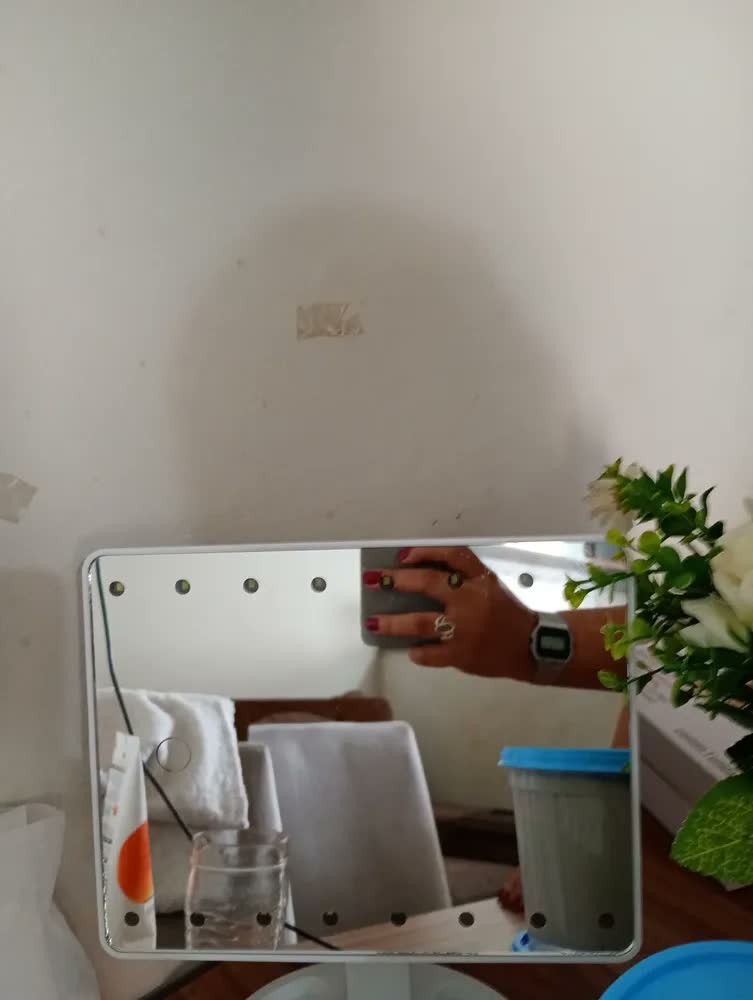 foto de Espelho Para Maquiagem Luz Led Usb E Pilhas De Mesa Portátil